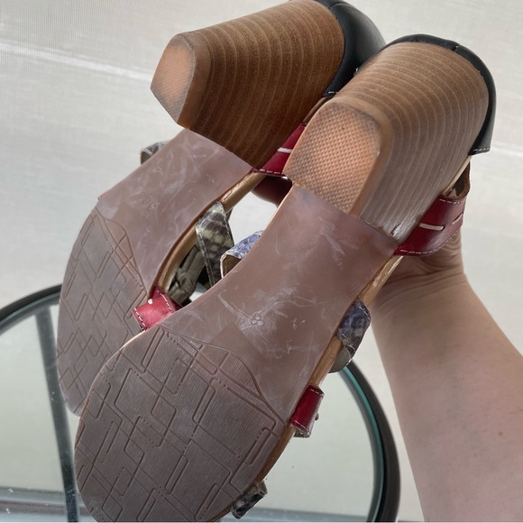 Spring Step sandals with fun floral detailing on the velcro closure. Size 38 - Picture 12 of 13